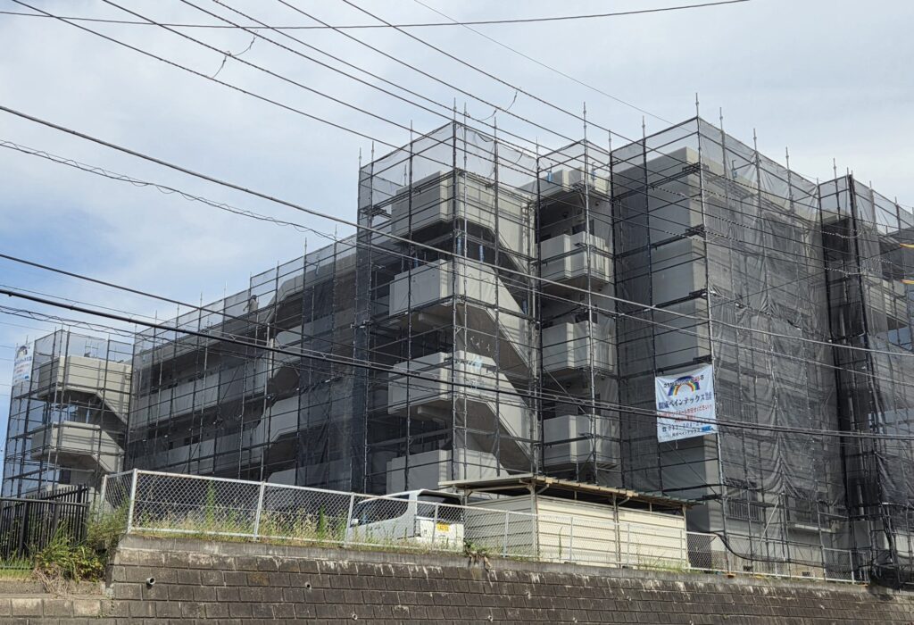 マンションの外壁塗装 施工中