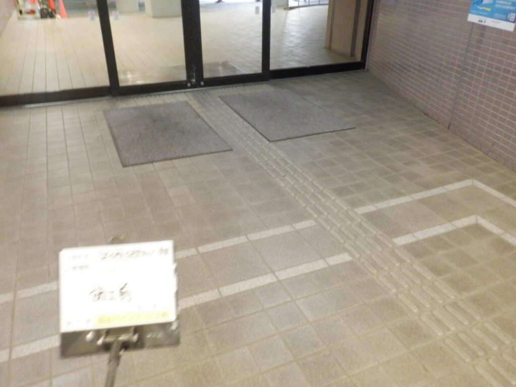 ポートアリーナ 点字ブロック工事 写真1