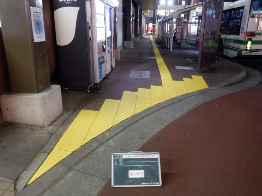 四街道駅 点字ブロック工事 写真2